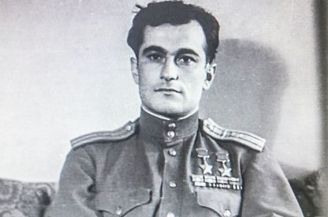Амет-Хан Султан, дважды Герой Советского Союза.