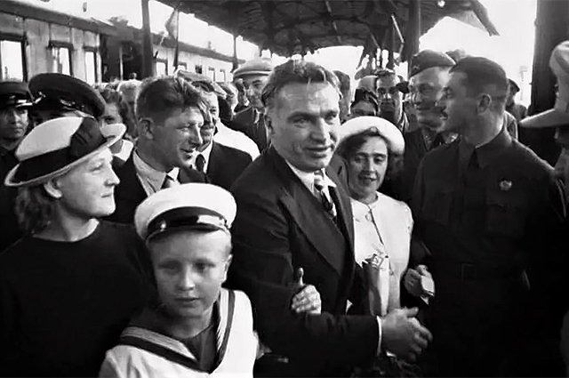 Валерий Чкалов с женой Ольгой Эразмовной и сыном Игорем на Белорусском вокзале. 27 июля 1937 года. Фото М. Калашникова