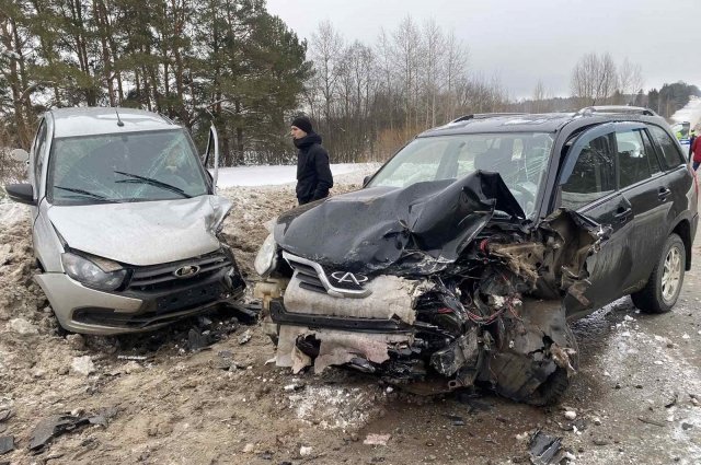 В Завьяловском районе столкнулись три автомобиля.