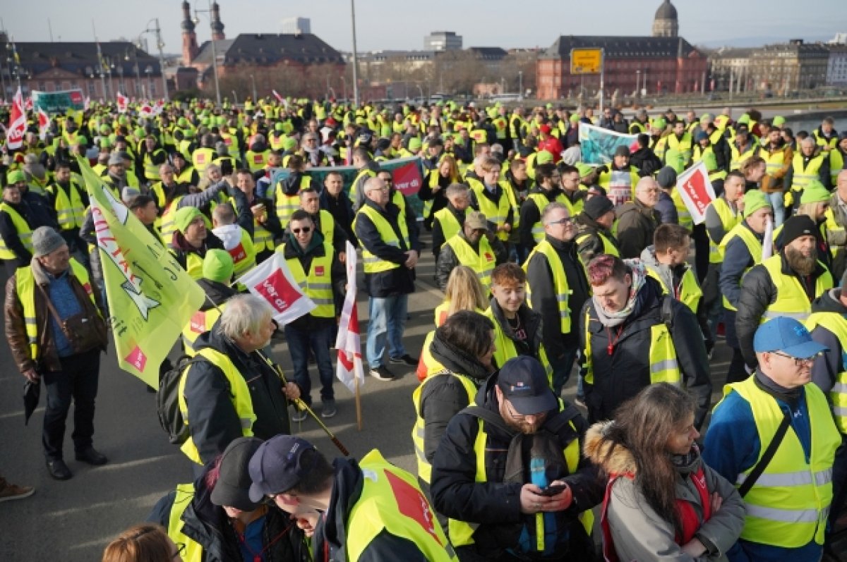 В ФРГ на забастовку вышли 90 тыс. сотрудников общественного транспорта