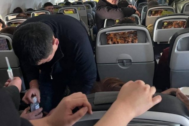 Участник СВО и депутат из Бурятии спас человека на борту самолёта. 