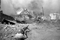 Красноармейцы в бою у горящего дома в Сталинграде. Осень 1942 г., до победы в битве ещё далеко...