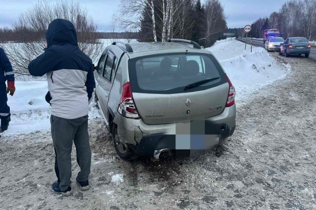 Две легковушки столкнулись на трассе в Прикамье.