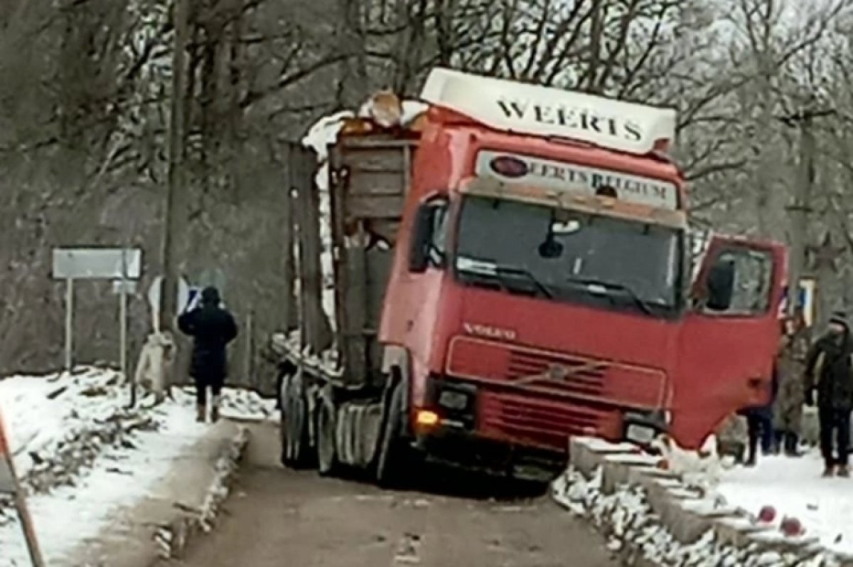 Лесовоз застрял в яме на мосту в Тверской области | АиФ Тверь