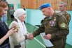 Юрий Суворов также вручил награду бабушке-волонтёру, которая вяжет теплые вещи и отправляет бойцам на СВО. 