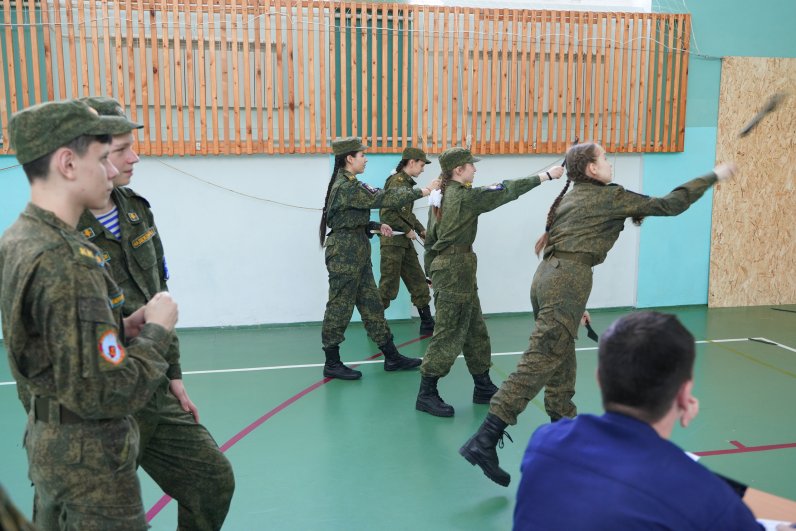 Ребята выполняли 10 зачетных серий бросков с дистанции 3 и 5 метров. 