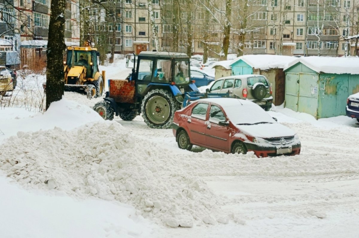 В Ярославле уборка улиц после сильного снегопада началась вечером 4 февраля  | АиФ Ярославль