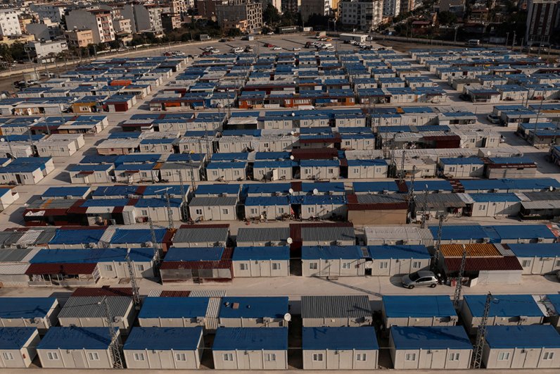 Год после землетрясения в Хатае, Турция. Жилые боксы для потерявших свое жилье в землетрясении.