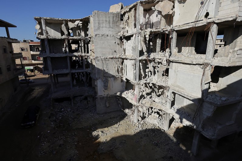 Год после землетрясения в городе Джандарис, Сирия.