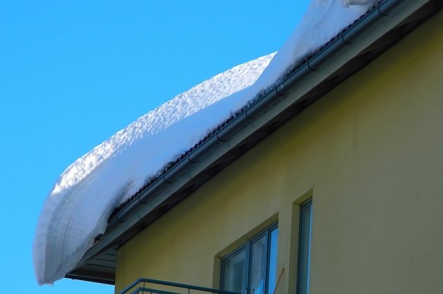 В Оренбурге снежная глыба с крыши рухнула в метре от коляски с ребенком.