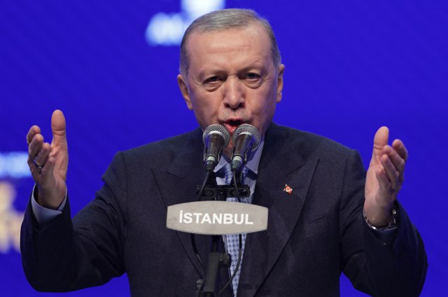 Эрдоган не находится в тени мировой политики, пытается вести свою игру.