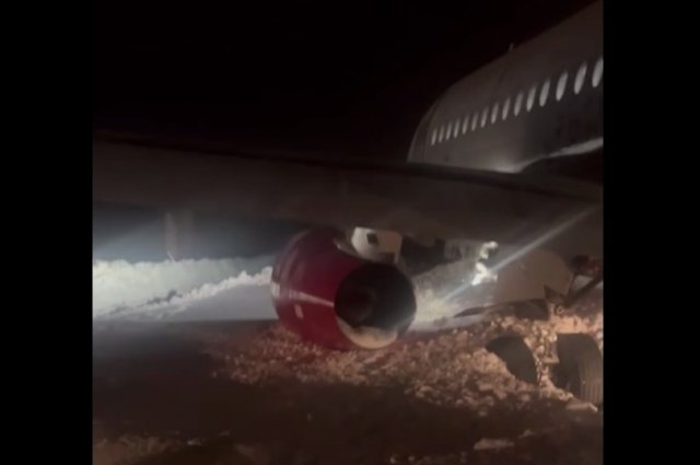 Пассажирам пришлось выходить через хвостовую часть самолёта.