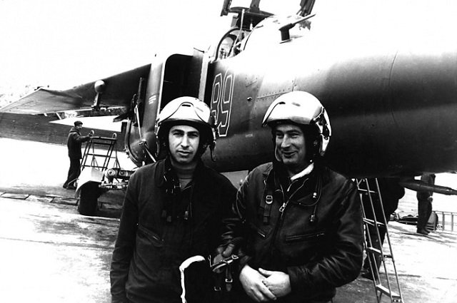 Суламбек Осканов (слева) возле самолёта.