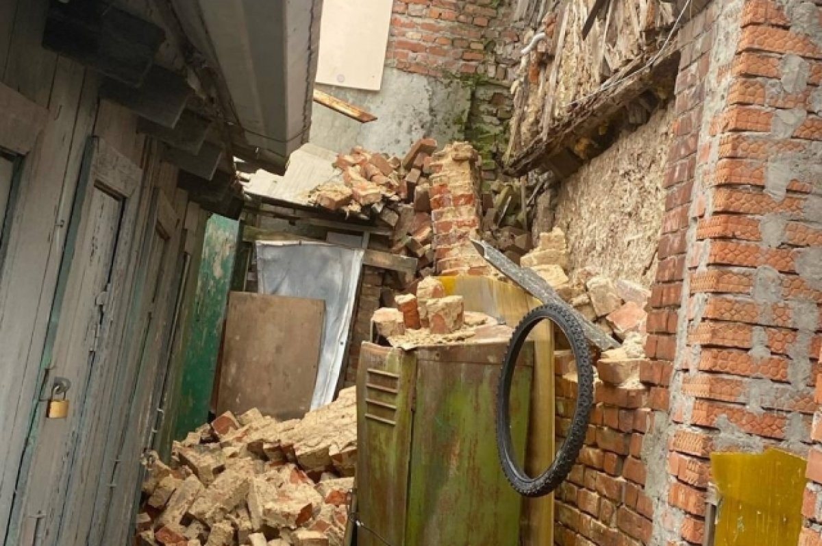 В центре Ростова обрушилась стена 107-летнего жилого дома