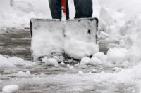 В Оренбурге жители продолжают жаловаться на заваленные снегом улицы 