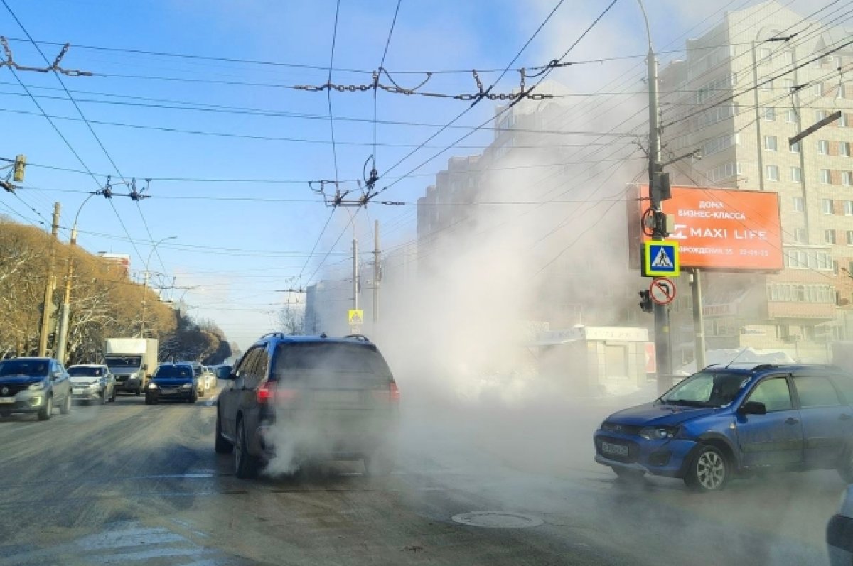 Прорыв теплотрассы в Вологде создал опасные условия для автомобилистов |  АиФ Вологда