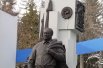 Памятник Рахимову крупным планом.