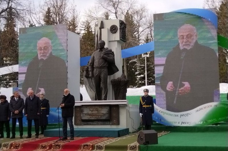Автор памятника, скульптор Салават Щербаков.