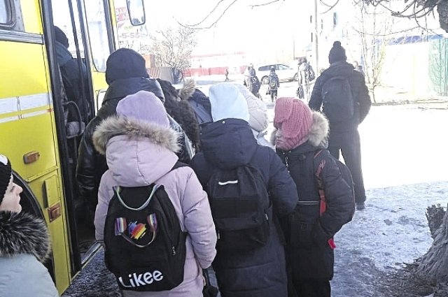 Батайские школьники в ожидании автобуса.