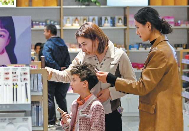 Посетители совершают покупки в Кашгарском международном выставочно-торговом центре электронной торговли в Синьцзяне, ноябрь 2023 г.
