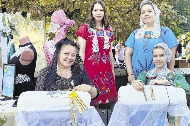 Мастер декоративно-прикладного искусства Дона Елена Сазоненко (слева внизу) считает, что создавать кружево нужно с радостью, чтобы она передавалась всем.