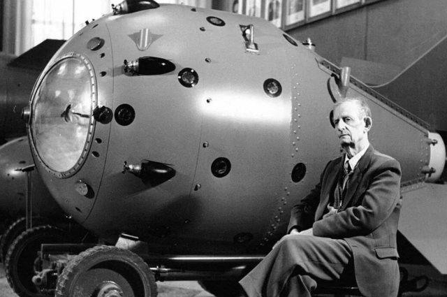 Один из создателей первой отечественной атомной бомбы Юлий Харитон сидит рядом со своим детищем.
