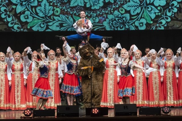 Самый известный номер Омского русского народного хора - «Край сибирский, богатырский», в народе именуемый «Медведем».