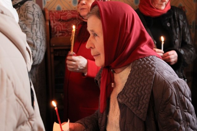 На Сретение принято освящать свечи в церкви и уносить их домой.