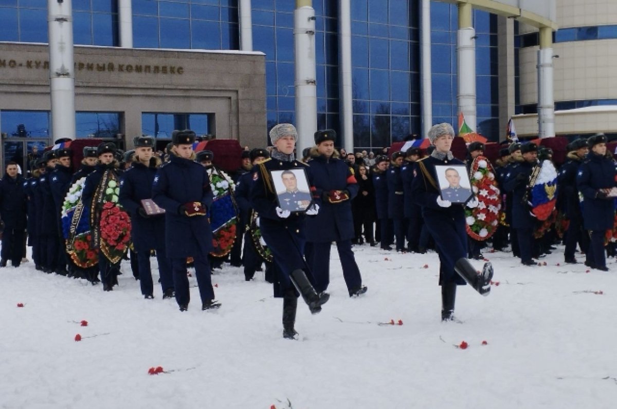 Полет в вечность. В Оренбурге простились с экипажем сбитого Ил-76 | АиФ  Оренбург