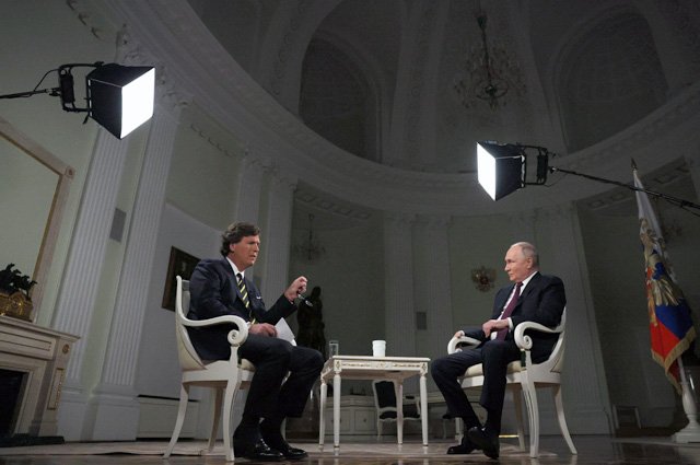 Президент РФ Владимир Путин дает интервью американскому журналисту, основателю видеоплатформы Tucker Carlson Network Такеру Карлсону.