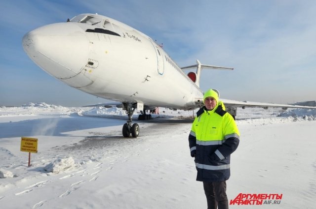 Техники стараются как можно быстрей обслужить самолёт.