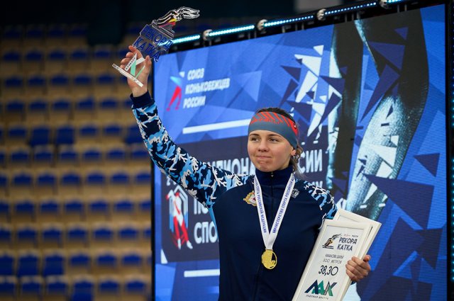 Дарья Качанова с рекордом катка победила на чемпионате России в спринтерском многоборье. И на Спартакиаде будет бороться за высшую награду.