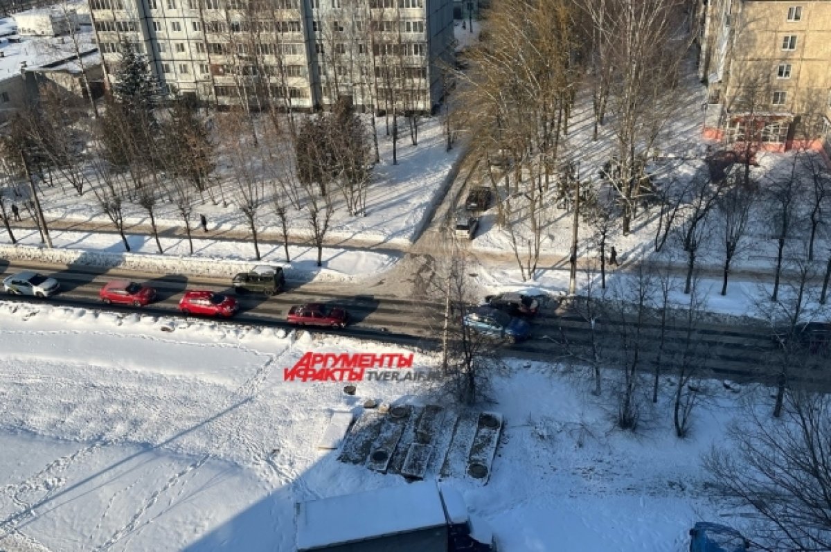 В Твери на бульваре Гусева столкнулись два авто, собирается пробка | АиФ  Тверь