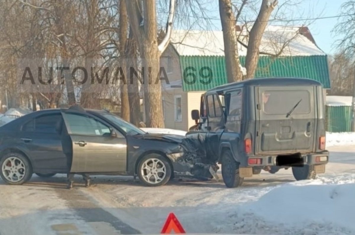 В Ржеве на улице Октябрьской столкнулись два автомобиля | АиФ Тверь