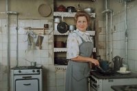 Маргарита Павловна на кухне коммунальной квартиры. Кадр из фильма "Покровские ворота".