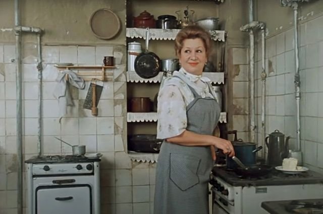 Маргарита Павловна на кухне коммунальной квартиры. Кадр из фильма 