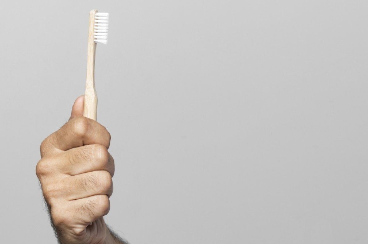 Стоматолог Золотницкий объяснил, почему нужно чистить зубы перед завтраком