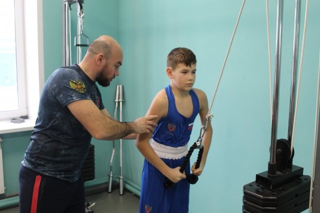 Владислав Макарцев дополняет тренировки для боксеров силовыми упражнениями.