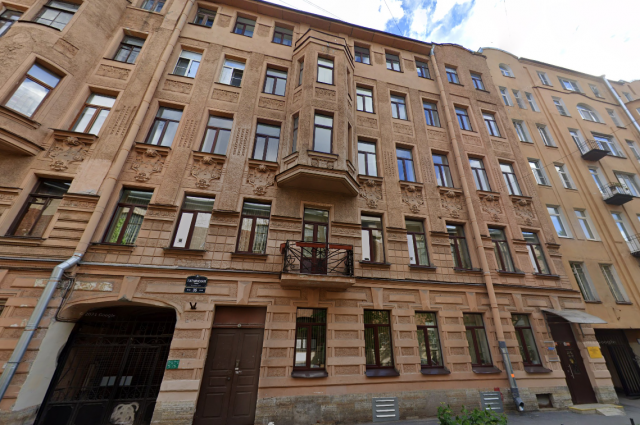 Офис «Комсомолки» расположен в дома по Гатчинской, 35, на Петроградской стороне.