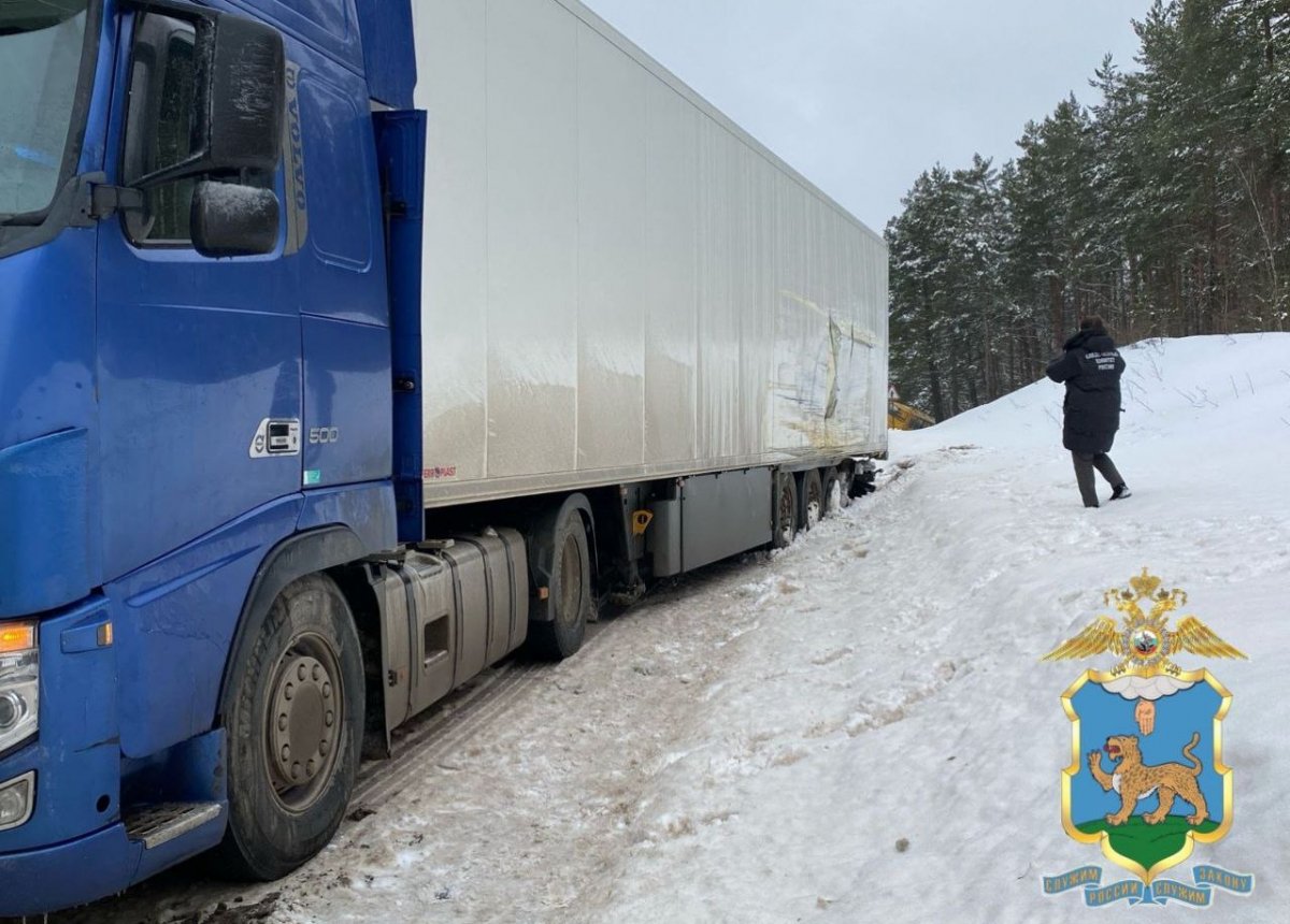 В столкнувшуюся с автобусом фуру врезалась машина в Псковской области | АиФ  Псков