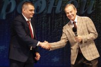 Заводчан поздравляют действующий директор Артём Фоминых и его предшественник Игорь Гринберг.