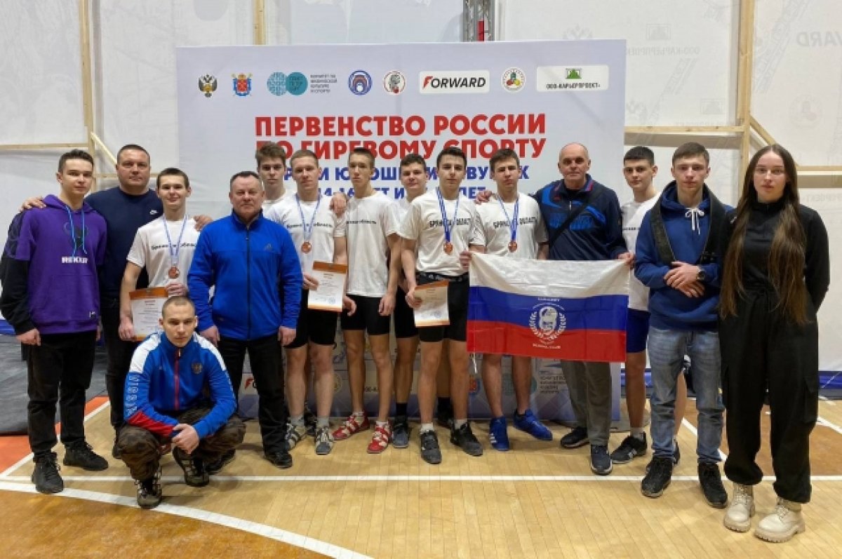 Брянские гиревики привезли три медали с юношеского первенства России