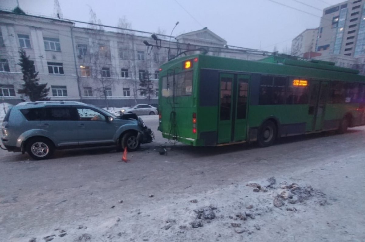 В Новосибирске в ДТП с троллейбусом пострадал 2-летний мальчик | АиФ  Новосибирск