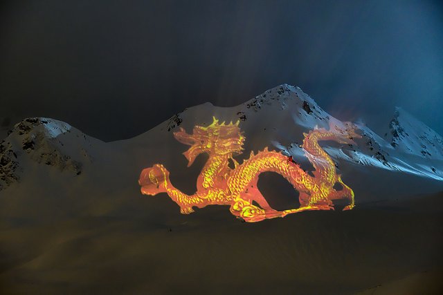 Иллюминация в виде дракона на скале Давос