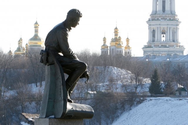 Памятник актеру и режиссеру Леониду Быкову, посвященный летчикам Великой Отечественной войны 1941-1945 гг., на фоне Киево-Печерской лавры.