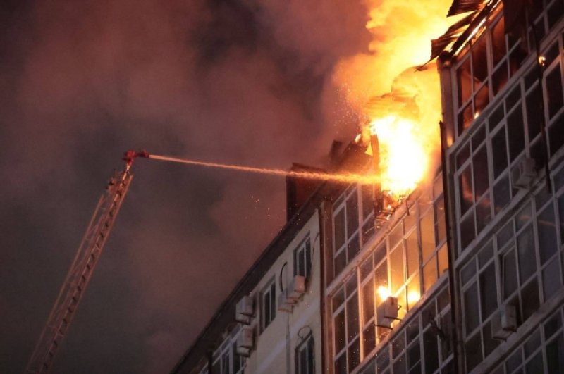 Пламя перекинулось на квартиры с нижних этажей.