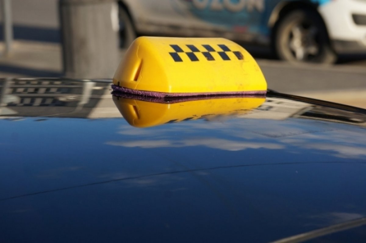 В Барнауле водитель такси распылил в лицо пассажирке газовый баллончик