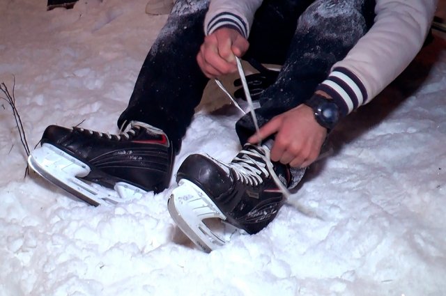 Оренбуржцы публикуют видео, как катаются на коньках в гололедицу