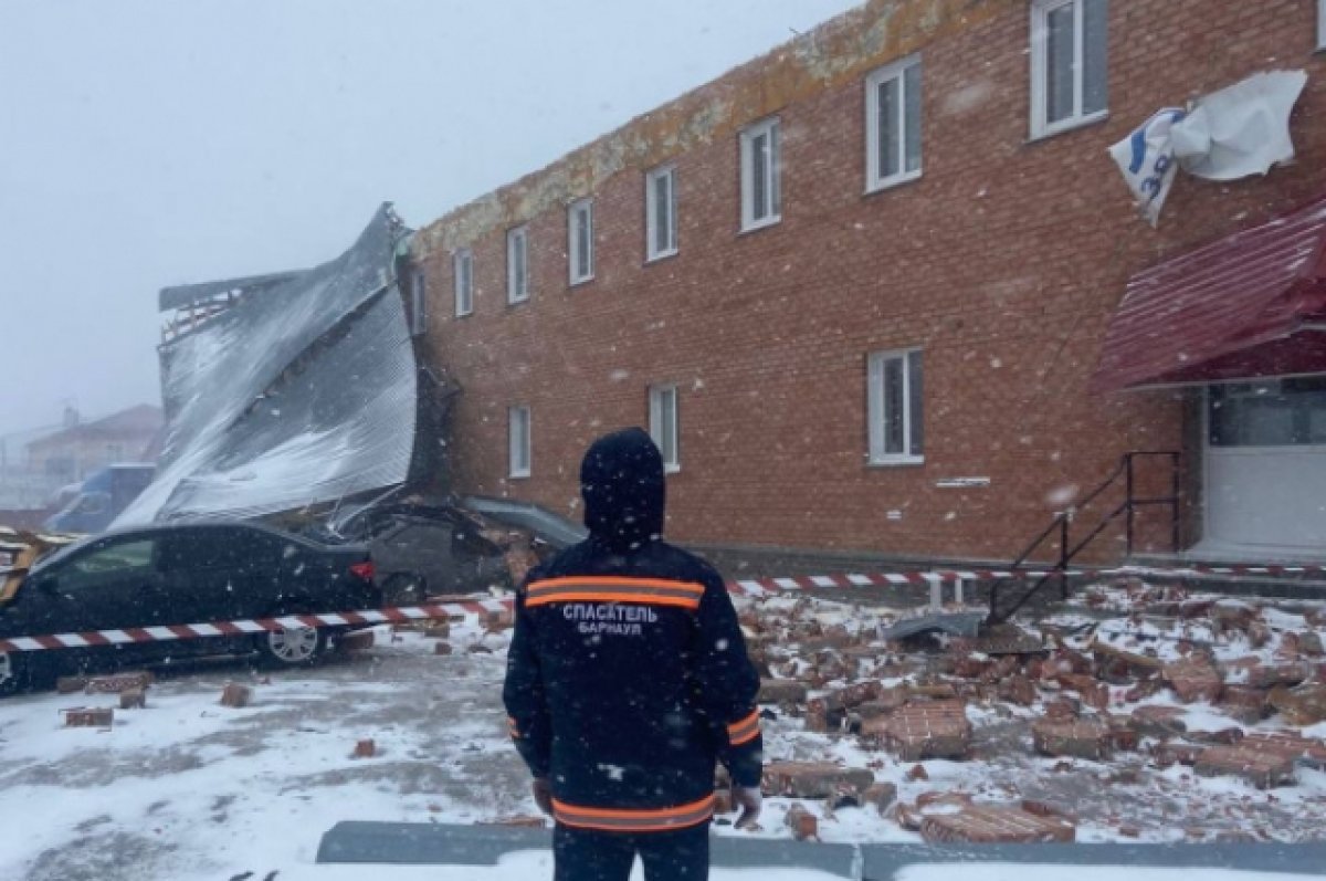 В результате падения крыши в Барнауле пострадал человек