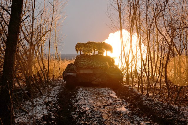Российский танк ведёт огонь по позициям ВСУ